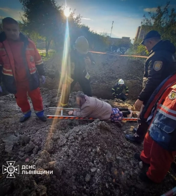У Львові рятувальники витягли з двометрової траншеї 81-річну жінку