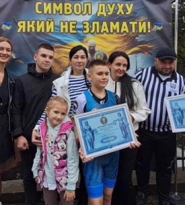 Сенсація на Закарпатті: школяр встановив світовий рекорд з підняття гирі