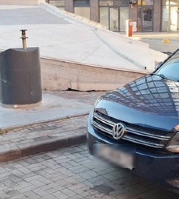 Луцькі муніципали покарали водія, який залишив авто біля смітника 