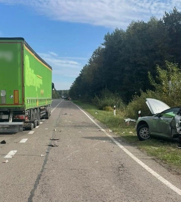 Внаслідок зіткнення легковика і вантажівки на Волині травмувалися четверо людей