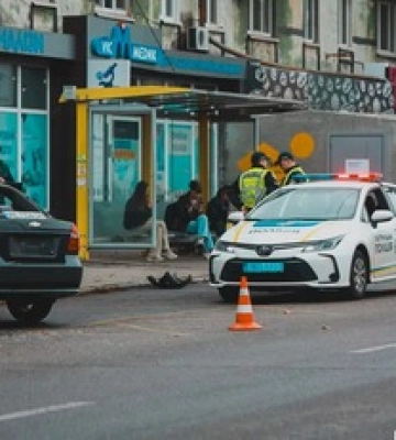 У Дніпрі на пр. Поля водій вилетів на тротуар і збив трьох людей