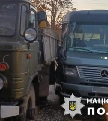 На Київщині маршрутка врізалася в припаркований ГАЗ: загинули двоє чоловіків, які стояли перед автомобілем