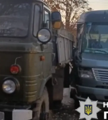 На Київщині маршрутка врізалася в припаркований ГАЗ: загинули двоє чоловіків, які стояли перед автомобілем