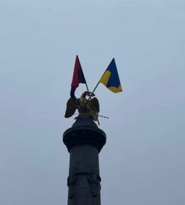 Традиція з 2014 року: у Полтаві замінили прапори на Монументі слави