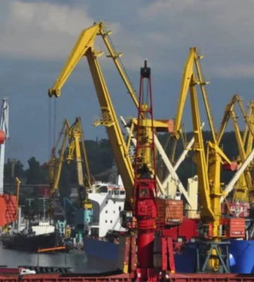 Росія завдала ракетного удару по Одесі: пошкоджені цивільні кораблі, є загибла та поранені