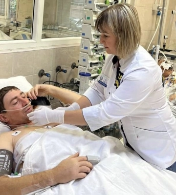 Уламок залетів прямо в серце: у Дніпрі рятують пораненого військового