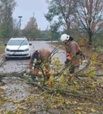 Волинські патрульні діставали нетверезого чоловіка з річки
