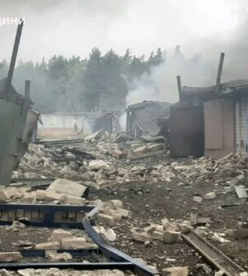 Згоріли 8 гаражів та авто: РФ обстріляла авіабомбами Ківшарівку на Харківщині. ФОТОрепортаж