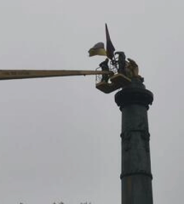 Монумент Слави у Полтаві облили червоною фарбою