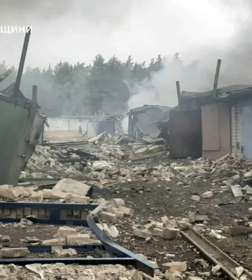 Згоріли 8 гаражів та авто: РФ обстріляла авіабомбами Ківшарівку на Харківщині. ФОТОрепортаж