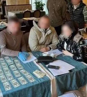 Підозрюваного у хабарництві держінспектора Львівської митниці поновили на посаді