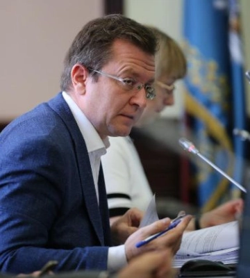 Підозрюваного у хабарництві держінспектора Львівської митниці поновили на посаді