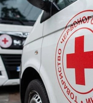 У Херсоні внаслідок російського обстрілу пошкоджено офіс та автомобілі Червоного Хреста. ФОТОрепортаж