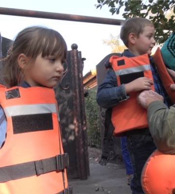 «У нас щодня погіршується ситуація»: батьки вивозять дітей з лінії фронту (відео)