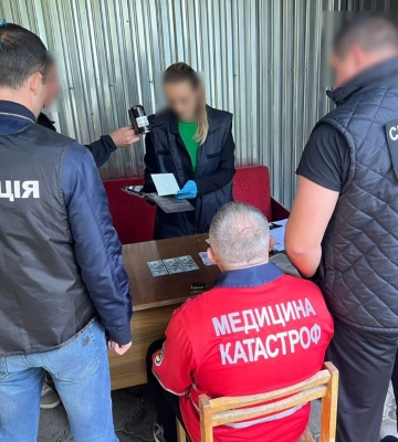 На Хмельниччині повідомлено про підозру двом медикам, в яких вилучено 8 мільйонів гр хабарів. ФОТО