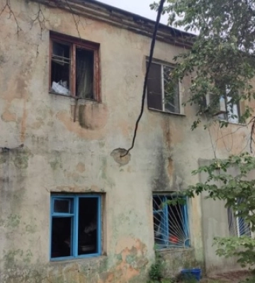 В результате ночной атаки на Одессу было повреждено общежитие: в горсовете показали фото