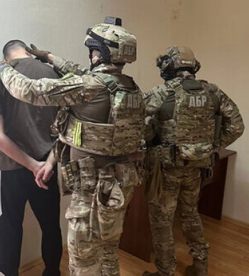 В Одесі затримано експравоохоронця, який під виглядом працівника ДБР вимагав у місцевого 60 тис. доларів. ФОТОрепортаж