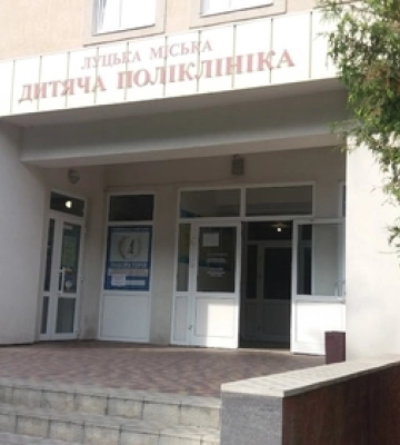 У Луцьку біля дитячої поліклініки знову покрали троянди: цього разу майже десяток кущів 