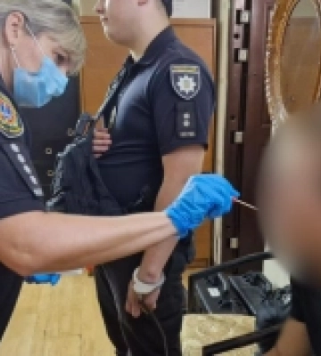 Відмова в знайомстві стала приводом для пограбування жінки: в Одесі затримали 32-річного зловмисника