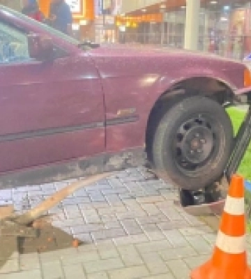 У Луцьку біля «Порт City» BMW вилетіла на тротуар та збила дорожній знак 