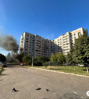 Краматорськ: Через загрозу обвалення заборонили вхід до під'їзду обстріляного росіянами будинку