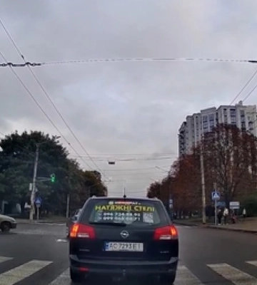 У центрі Луцька – аварія: на перехресті не розминулись легковики (відео)