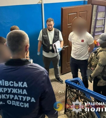 В Одесі двоє чоловіків вимагали у юнака 20 тисяч доларів надуманого боргу, – поліція