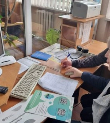 Тячівські податківці інформують відвідувачів податкової інспекції про можливості «Електронного кабінету платника»