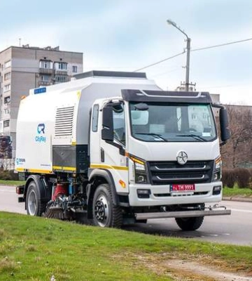 Виробник з Кременчука представив автопідйомник на базі пікапа Toyota та іншу техніку