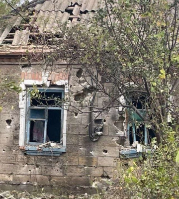 У Дніпрі відновлюють будинок на Вокзальній площі, який постраждав від обстрілу