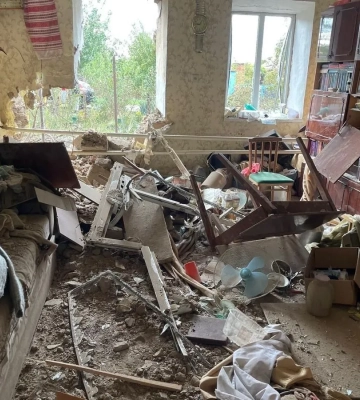 У Дніпрі відновлюють будинок на Вокзальній площі, який постраждав від обстрілу