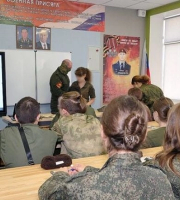 Спецназ и дети - оккупанты привели в школу Мелитополя вооруженного "ниндзю" 
