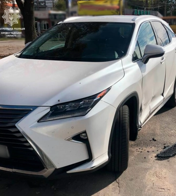 У Кропивницькому водій Mazda скоїв ДТП та “накивав п’ятами”