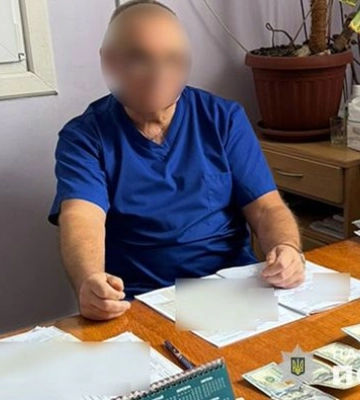 Вимагав хабар від матері за призначення інвалідності донці - на Тернопільщині викрито лікаря. ВІДЕО