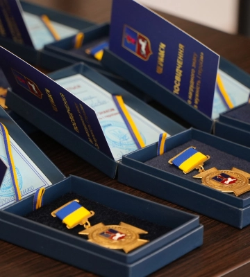 Черкаських капеланів відзначили нагрудними знаками
