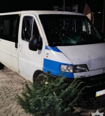 На Львівщині мікроавтобус наїхав на двох жінок