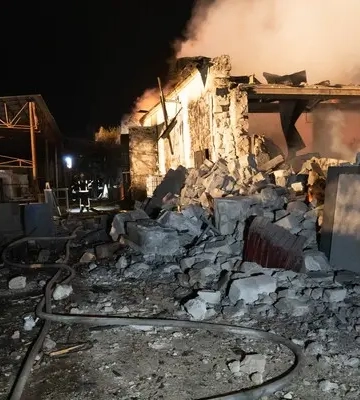Росіяни вночі вдарили по промисловому об&#039;єкту на Тернопільщині: фото з місця удару