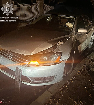 У Сумах водій врізався у два припаркованих авто і втік