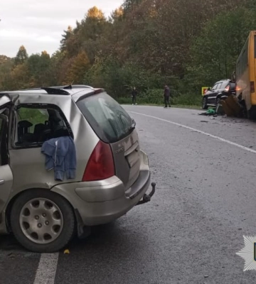 На Львівщині зіткнувся легковик з автобусом, є четверо травмованих