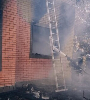 На Київщині працювала ППО: уламки безпілотника впали на приватний будинок, сталася пожежа