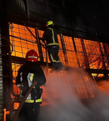 У Львові сталася пожежа на пилорамі: гасили майже 90 рятувальників