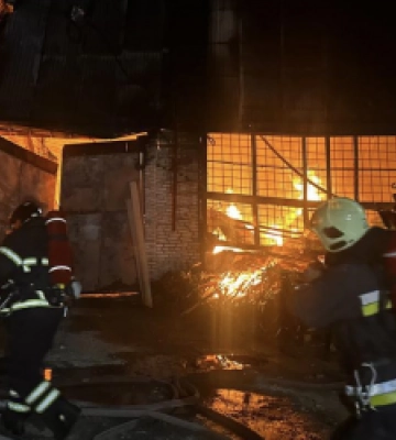 У Львові сталася пожежа на пилорамі: гасили майже 90 рятувальників
