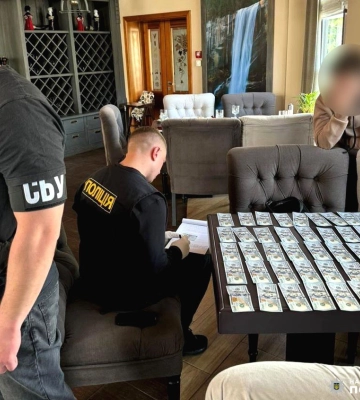 Голова Володимирця та місцевий депутат вимагали від аграрія 15 тис $ хабара