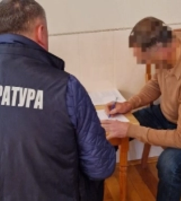 Вимагали хабар за вирішення земельного питання: на Рівненщині викрили голову громади та депутата