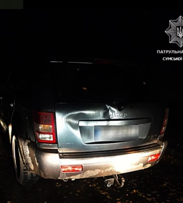 У Сумах патрульні розшукали водія, який врізався у дві припарковані автівки і залишив місце ДТП