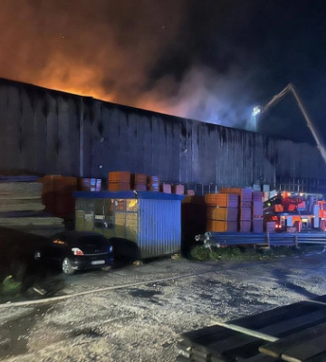 У Львові сталася пожежа на пилорамі: гасили майже 90 рятувальників