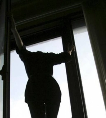 У Глухові дівчина випала з вікна багатоповерхівки