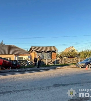 На Вінниччині внаслідок ДТП перекинувся один із автомобілів, пасажирка якого у лікарні