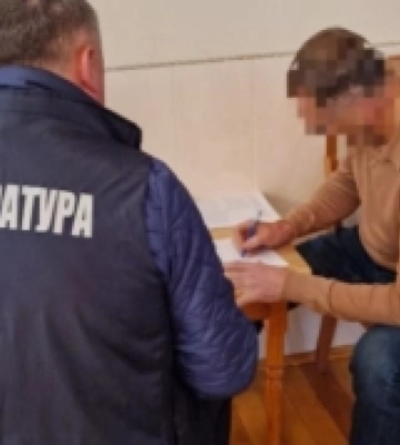 Вимагали хабар за вирішення земельного питання: на Рівненщині викрили голову громади та депутата
