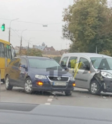Аварія біля Центрального ринку у Луцьку: зіткнулися два автомобілі